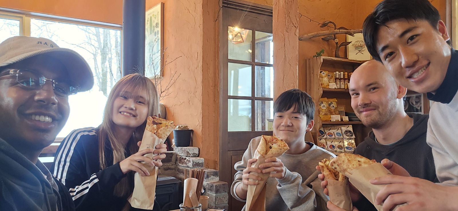 ニセコ留学 — 街のカフェでひと休み