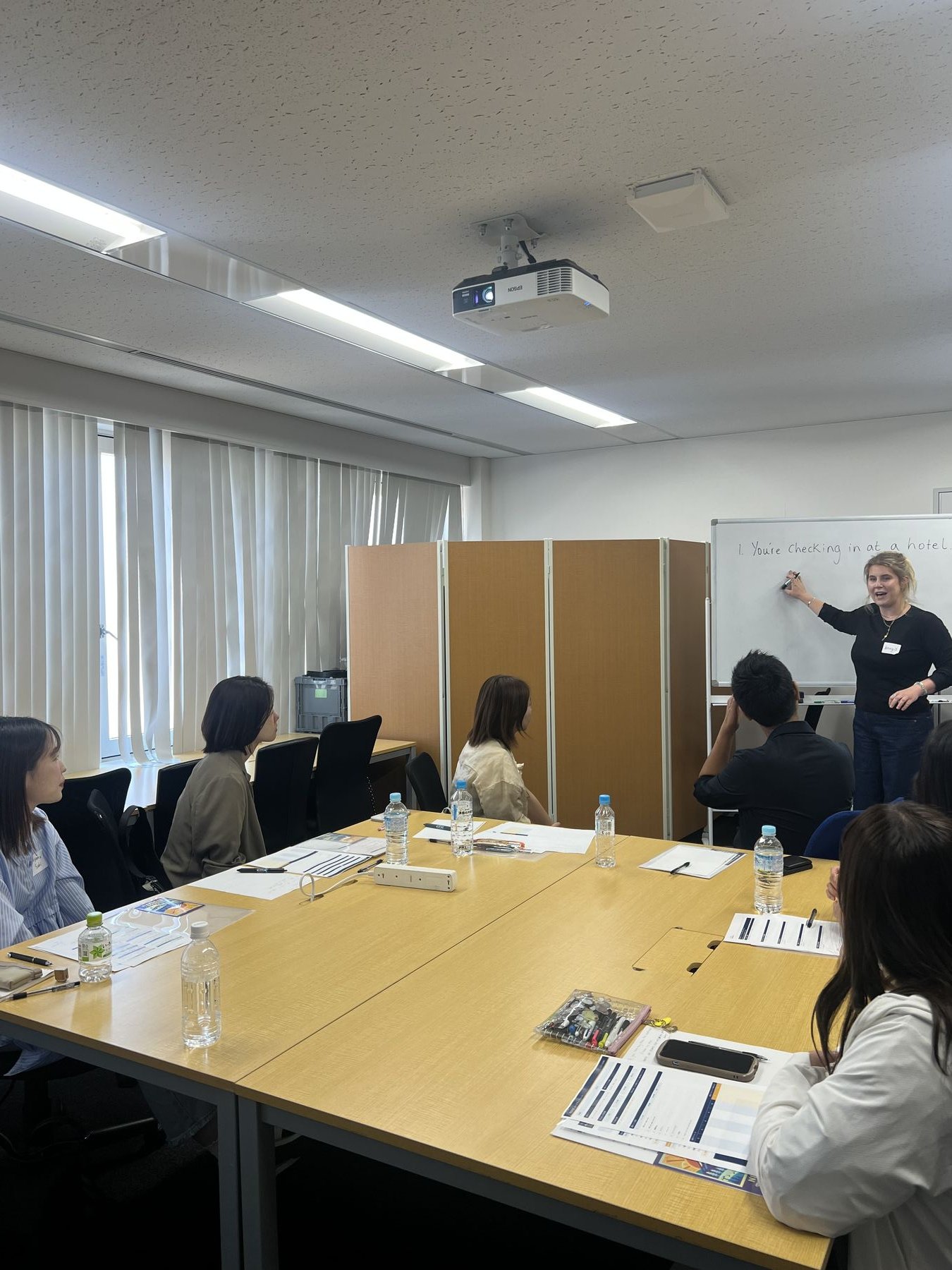 東京キャンパス — 少人数の対面レッスンの様子